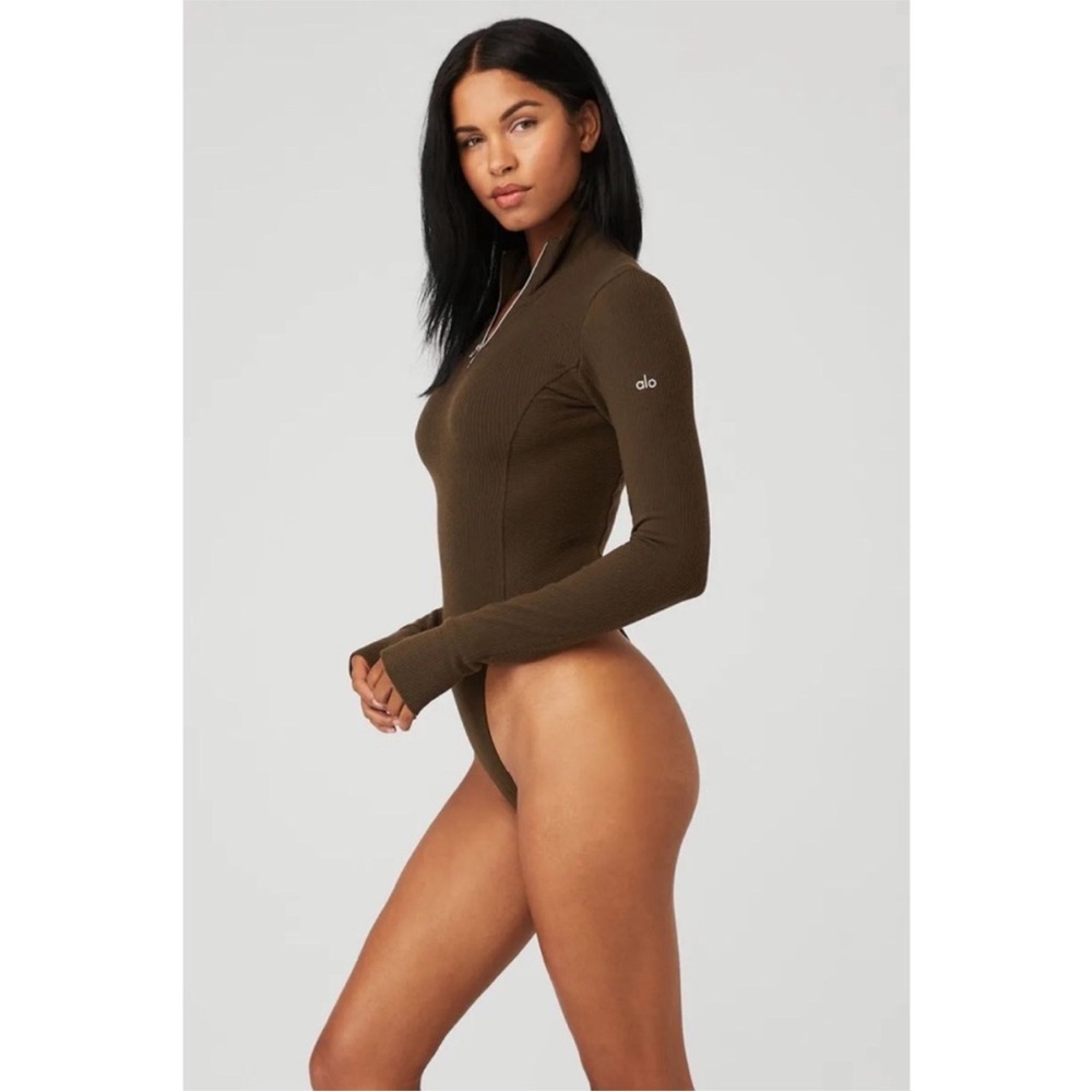 NWOT Alo Yoga Rise-Up Long Sleeve Bodysuit
Espresso Size Small